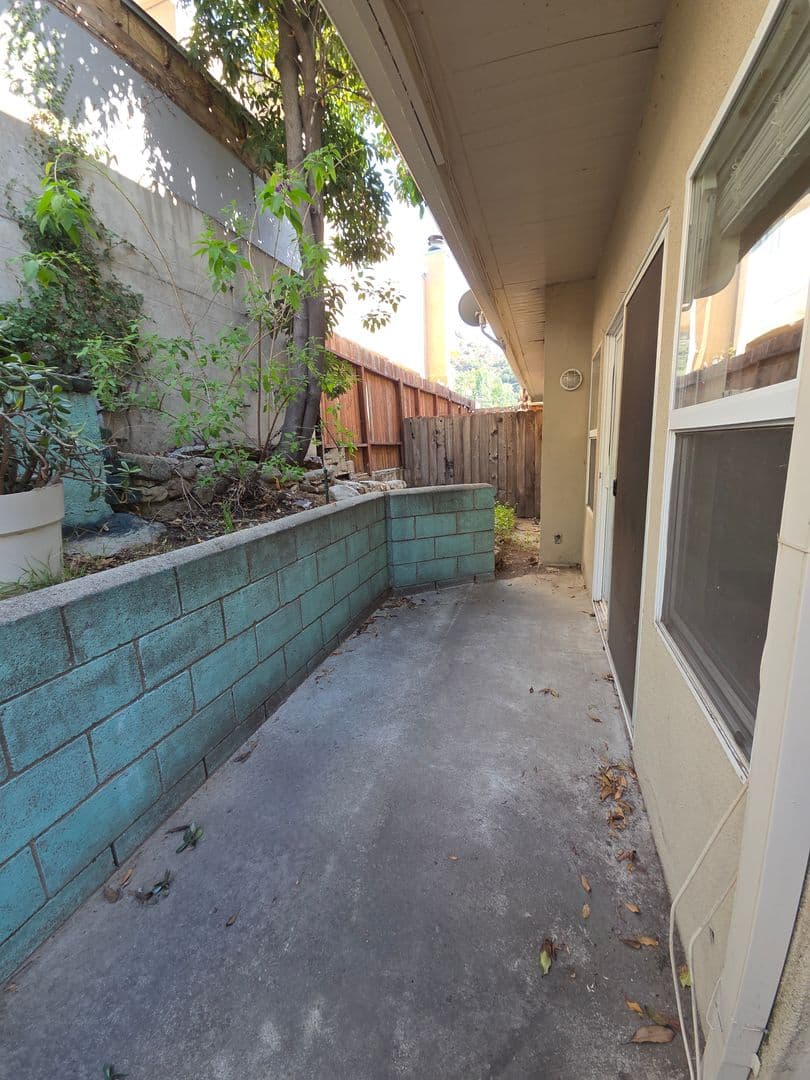 Glendale Apartment: 1853-1853 1/2 Alpha Road