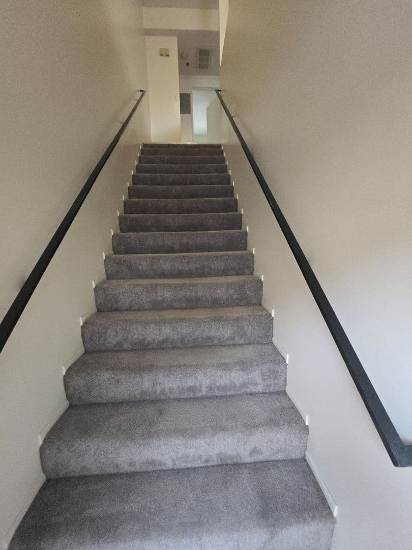 Montrose Apartment: 2474-2492 Montrose Avenue