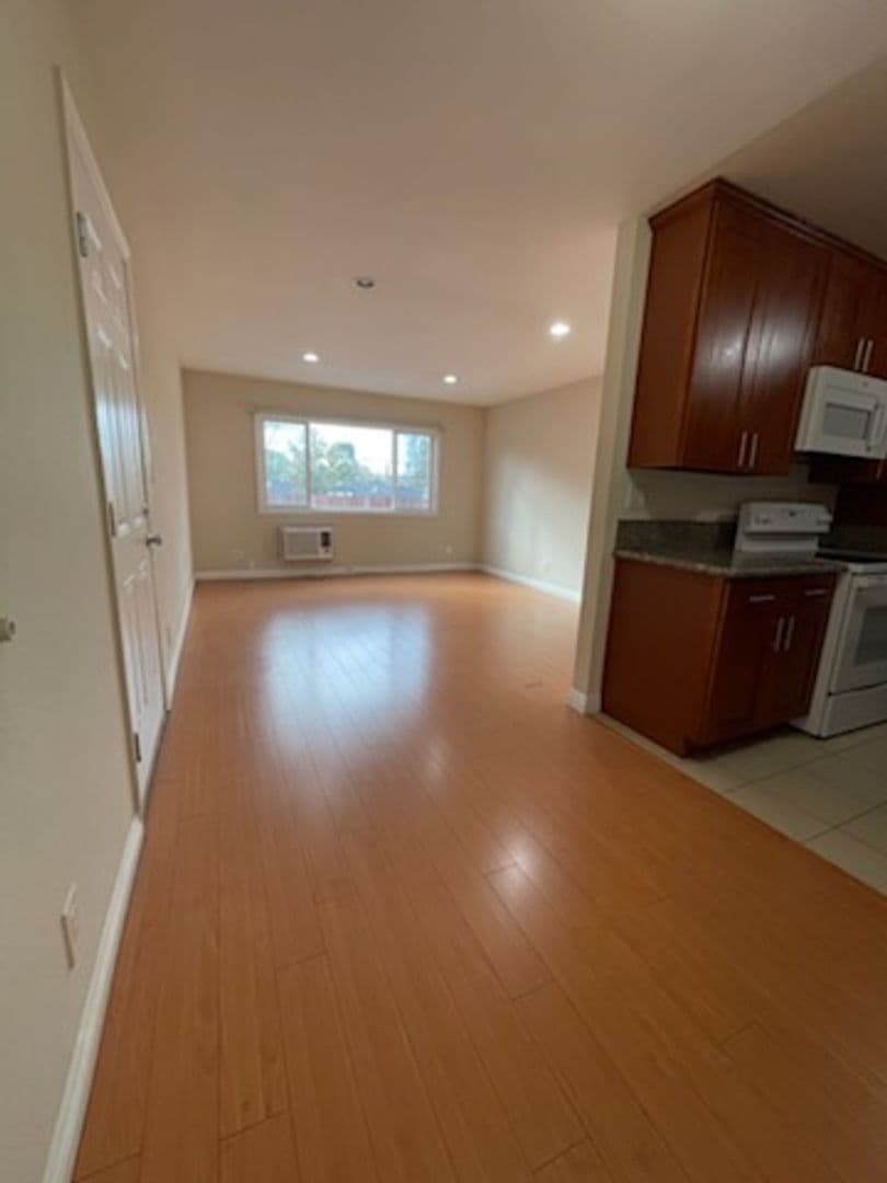 Reseda Apartment: 7261 Amigo Ave.