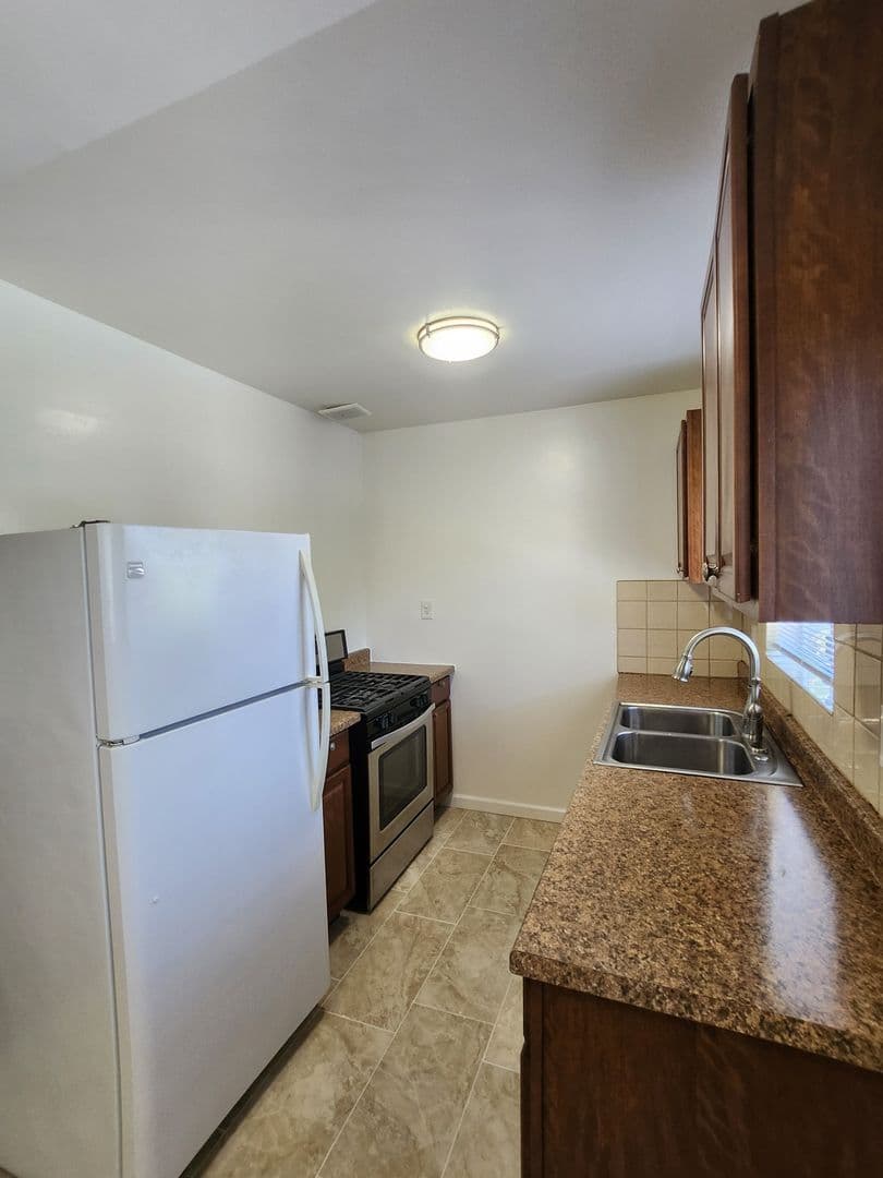Los Angeles Apartment: 654 N. Commonwealth