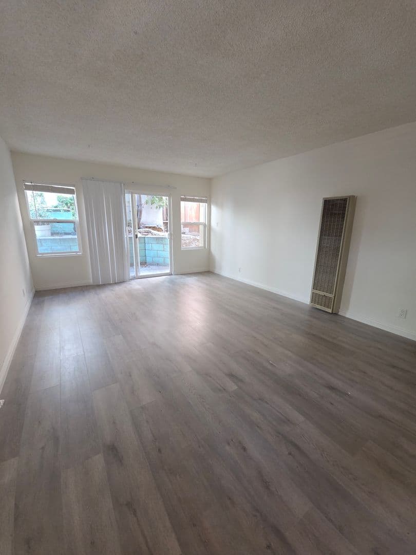Glendale Apartment: 1853-1853 1/2 Alpha Road