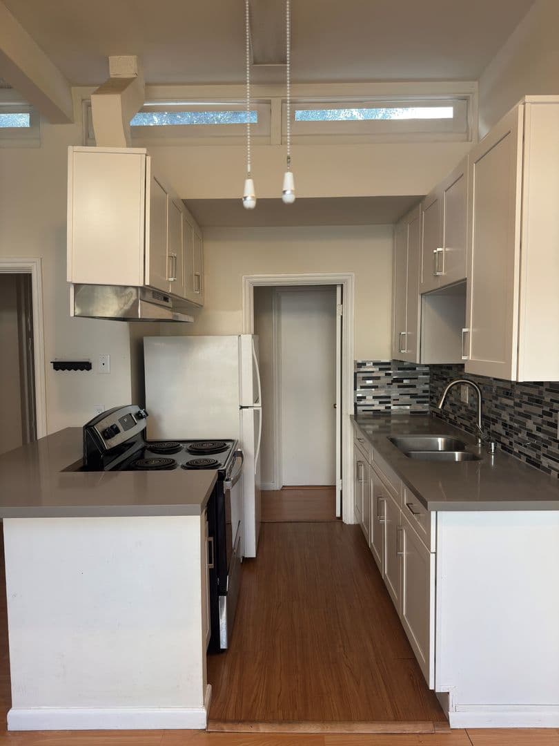 Montrose Apartment: 2754 Montrose Ave.