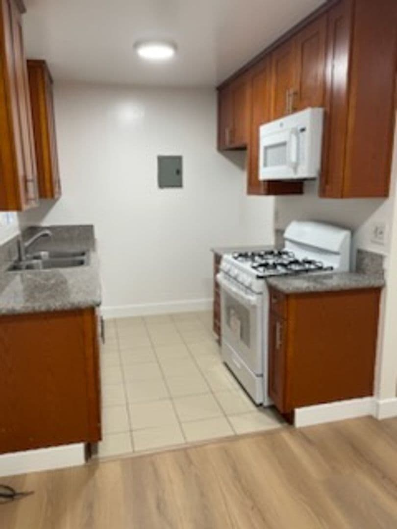 Reseda Apartment: 7255 Amigo Ave.