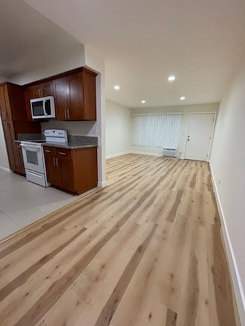 Reseda Apartment: 7261 Amigo Ave.