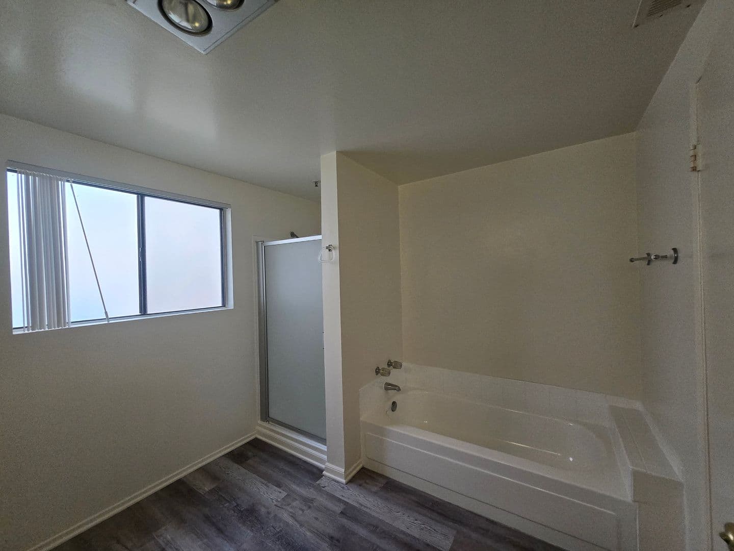 Montrose Apartment: 2474-2492 Montrose Avenue