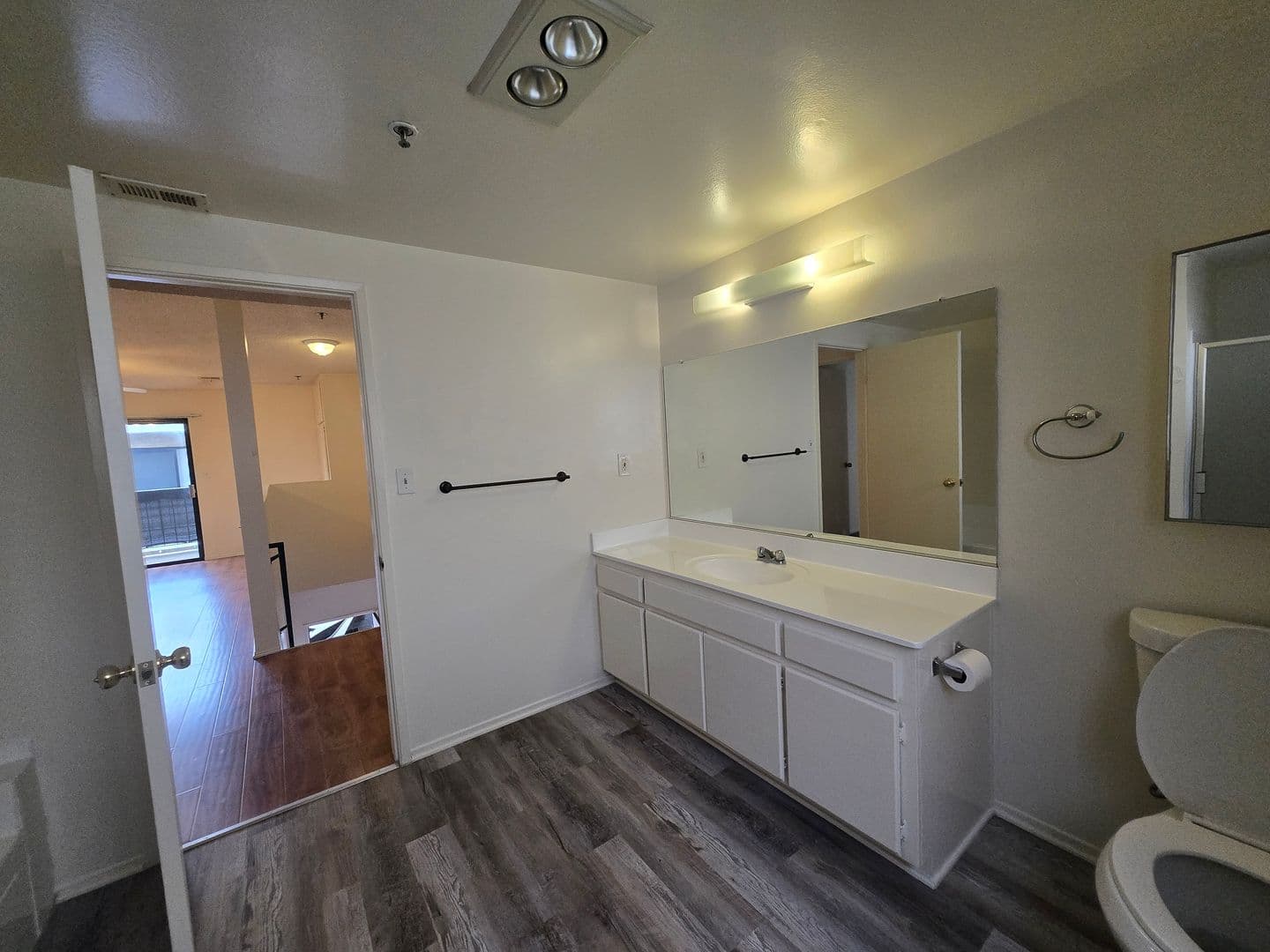 Montrose Apartment: 2474-2492 Montrose Avenue