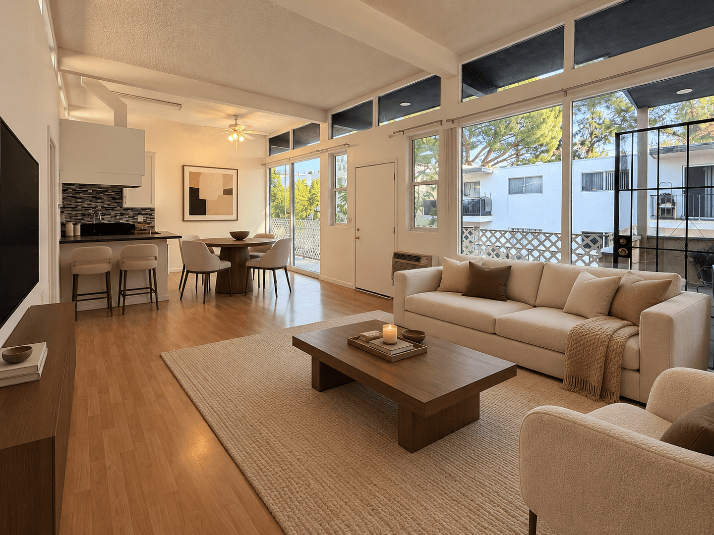 Montrose Apartment: 2754 Montrose Ave.
