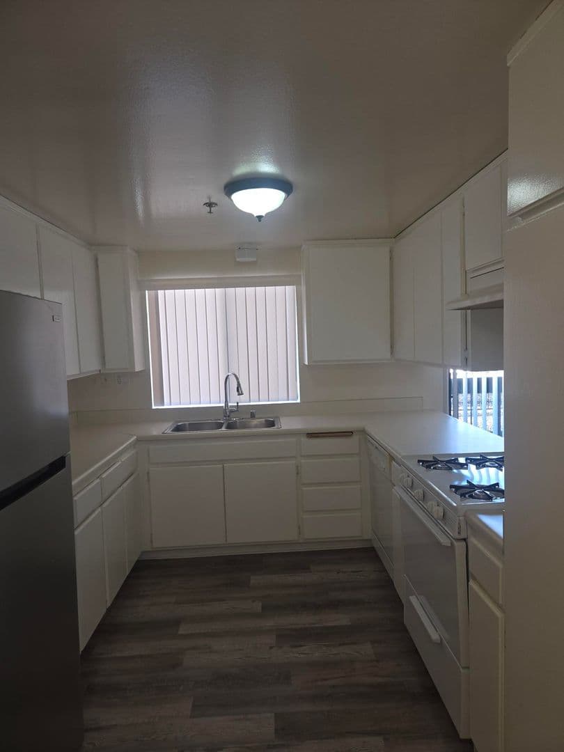 Montrose Apartment: 2474-2492 Montrose Avenue