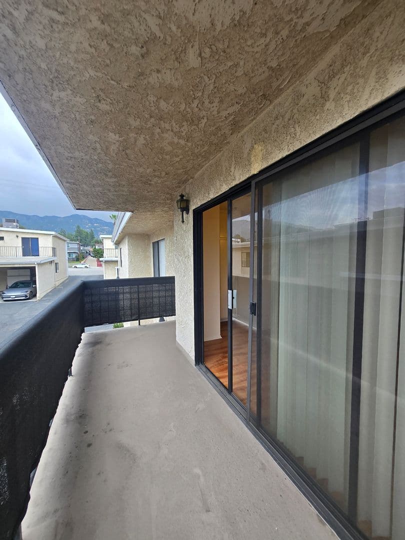 Montrose Apartment: 2474-2492 Montrose Avenue