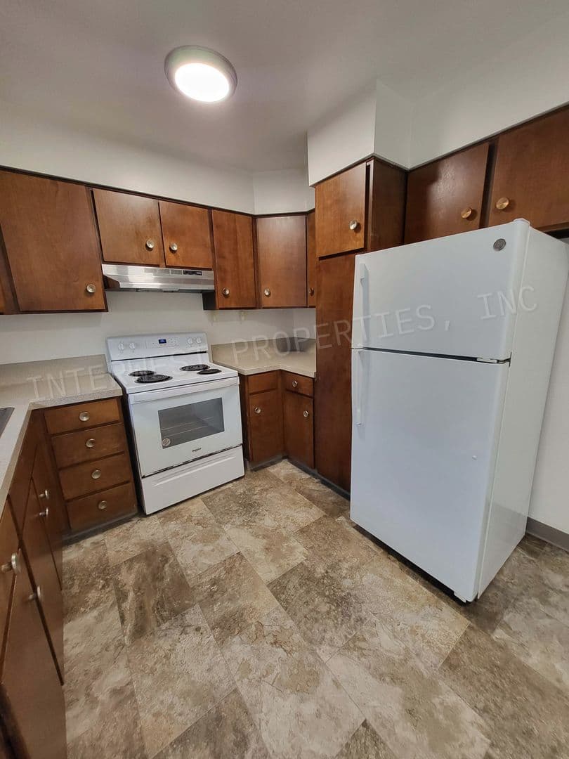 HILLSBORO Apartment: SPRUCE STREET APTS