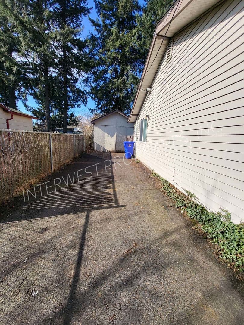 PORTLAND House: 619 NE 117TH AVENUE