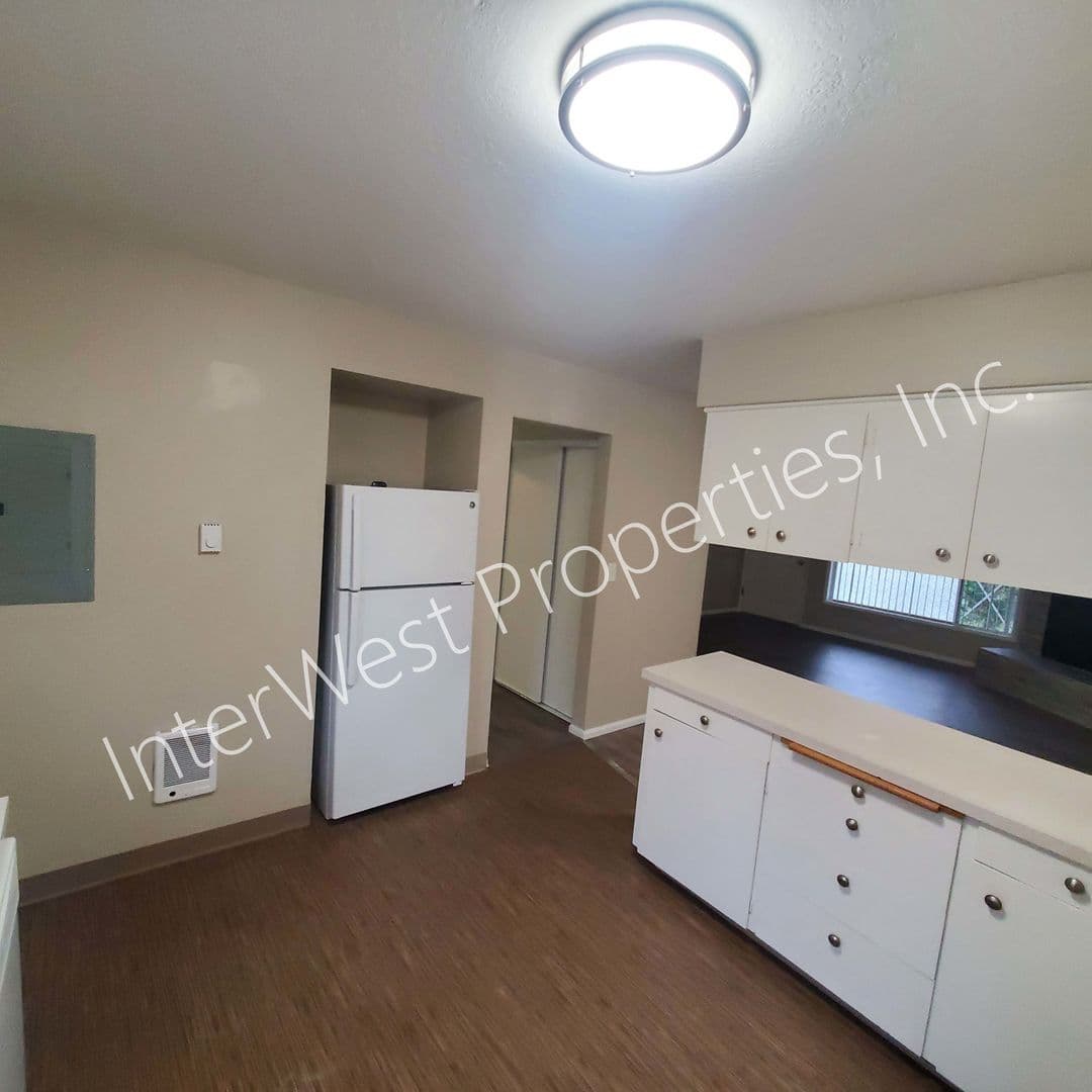 LAKE OSWEGO Apartment: GEORGIA MANOR
