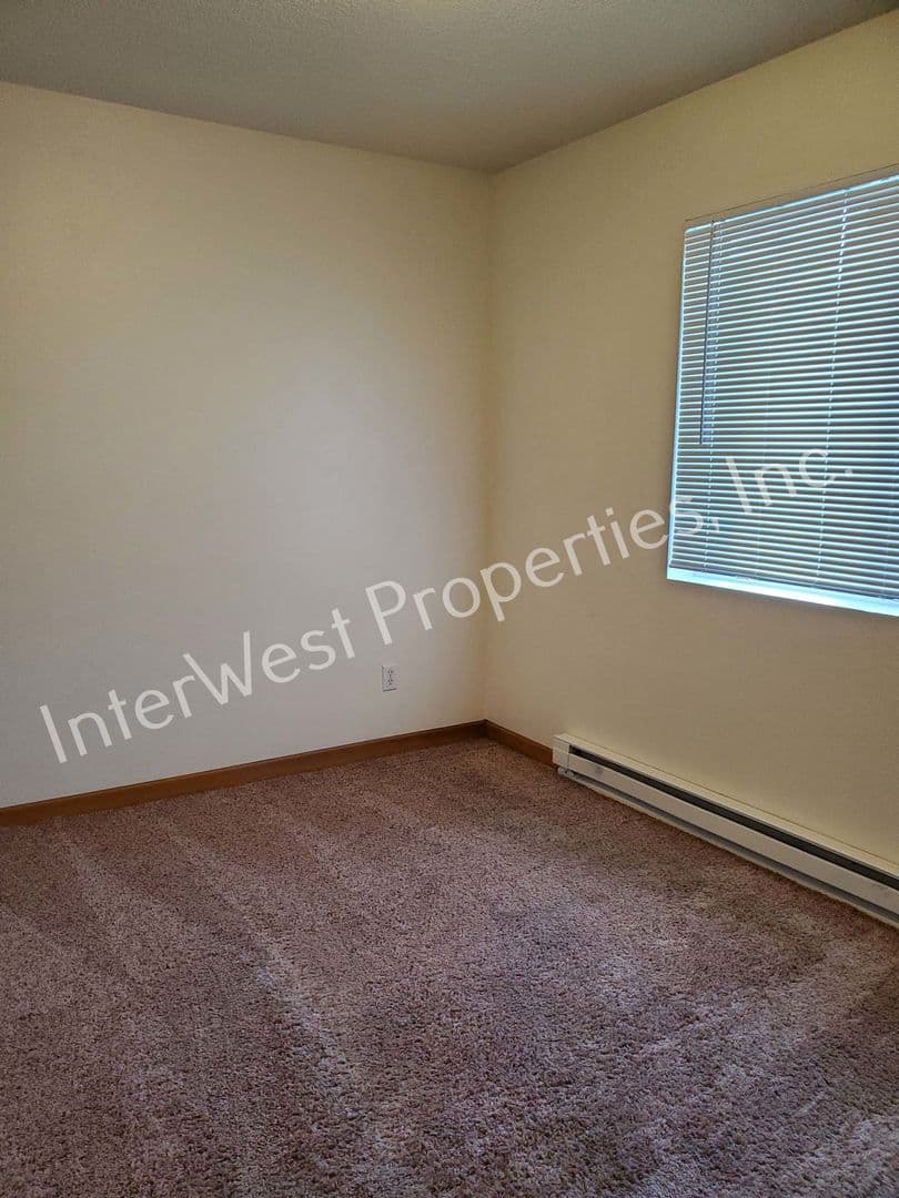 PORTLAND Apartment: 2622 SE 84TH AVE