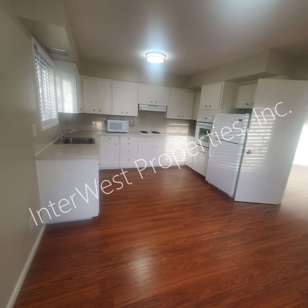LAKE OSWEGO Apartment: GEORGIA MANOR