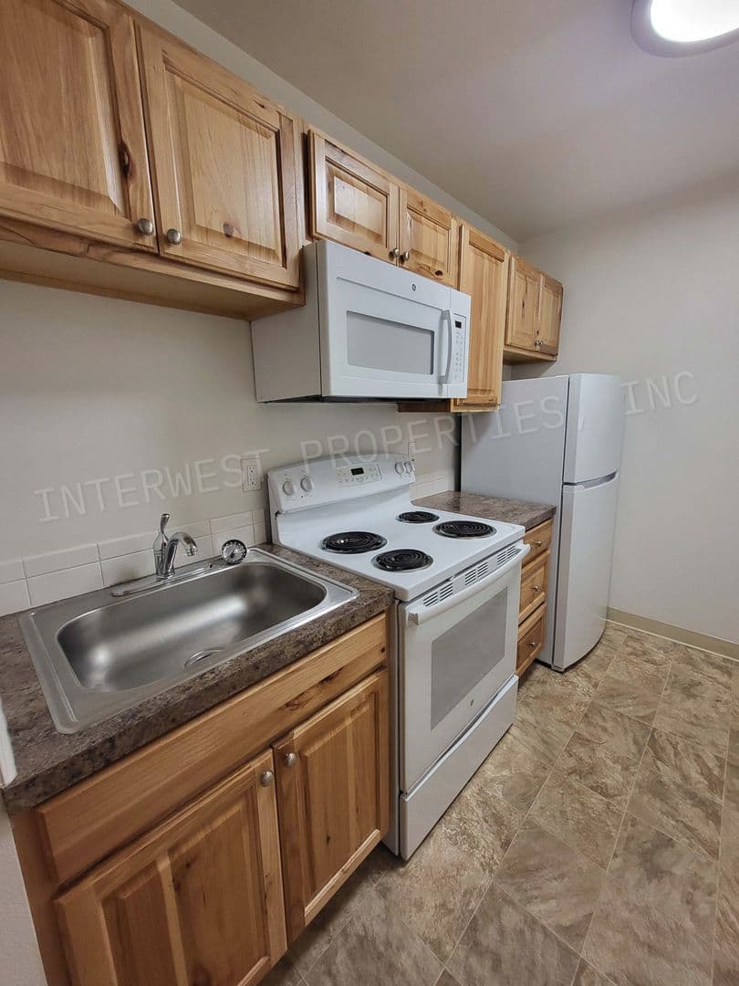 PORTLAND Apartment: 12408 -- 12414 SE IVON CT.