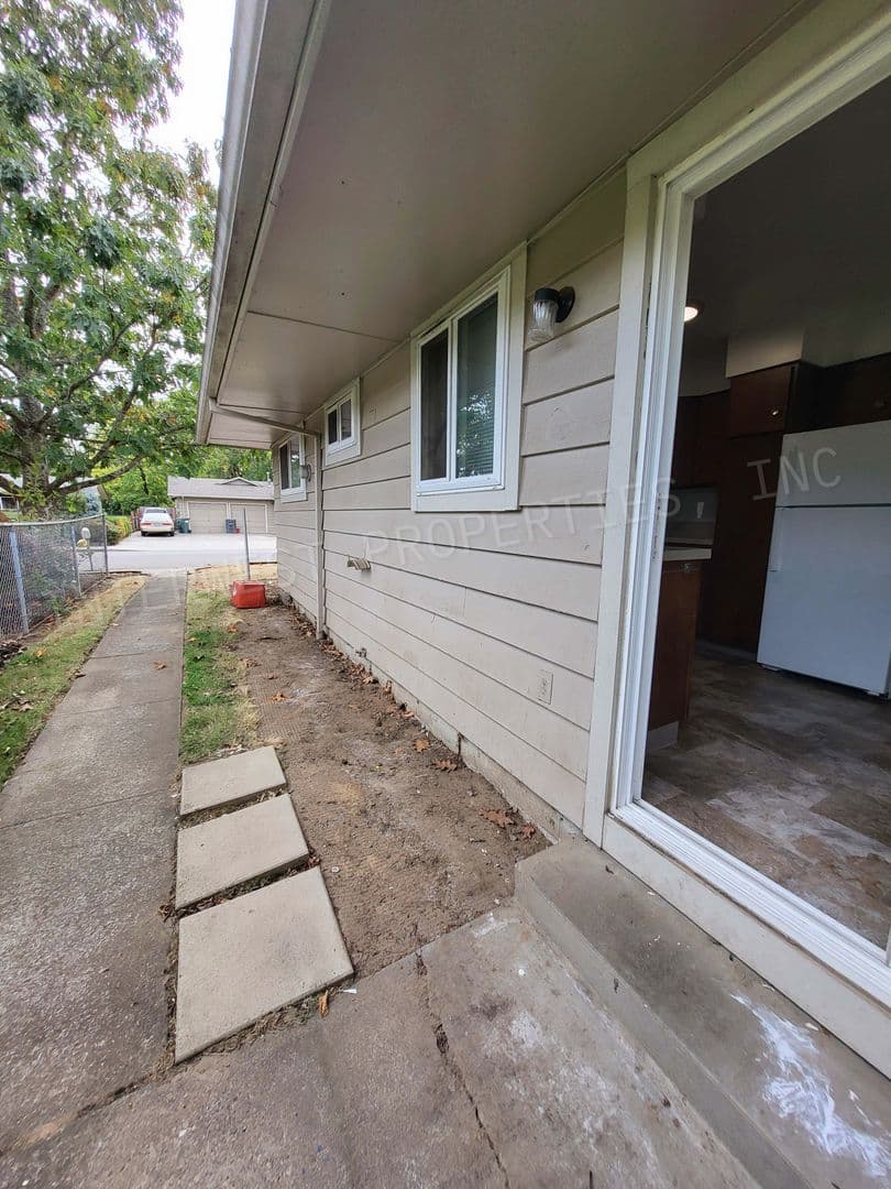 HILLSBORO Apartment: SPRUCE STREET APTS