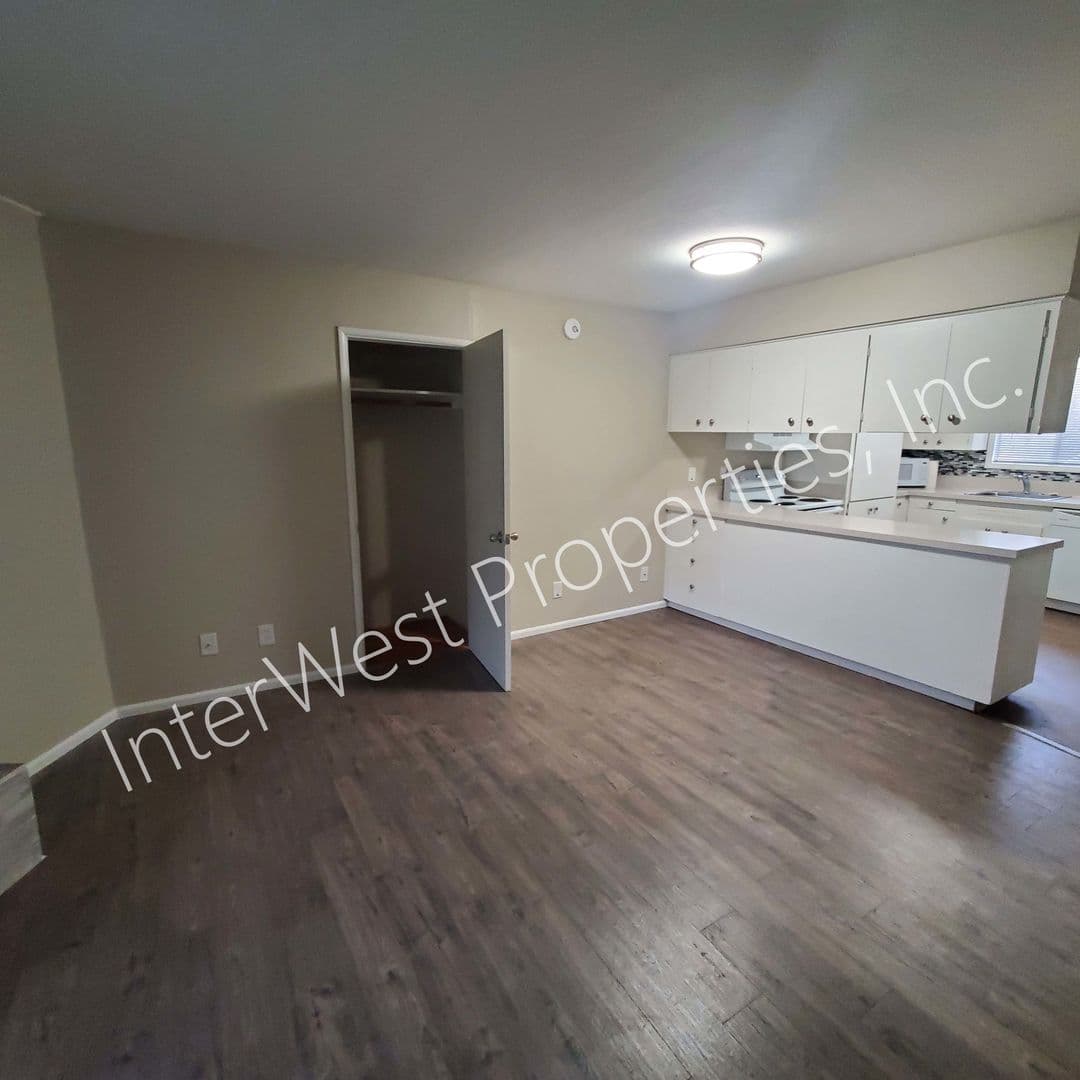LAKE OSWEGO Apartment: GEORGIA MANOR