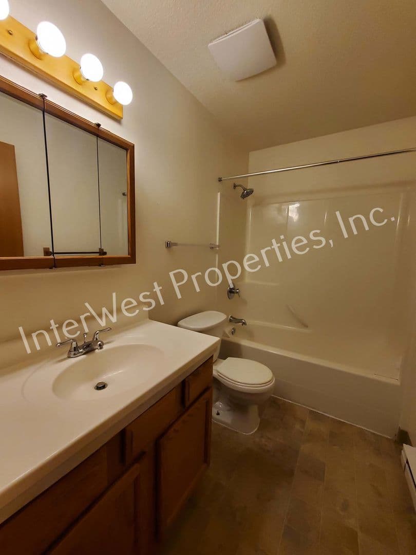 PORTLAND Apartment: 2622 SE 84TH AVE