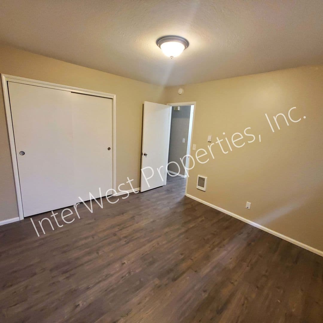 LAKE OSWEGO Apartment: GEORGIA MANOR