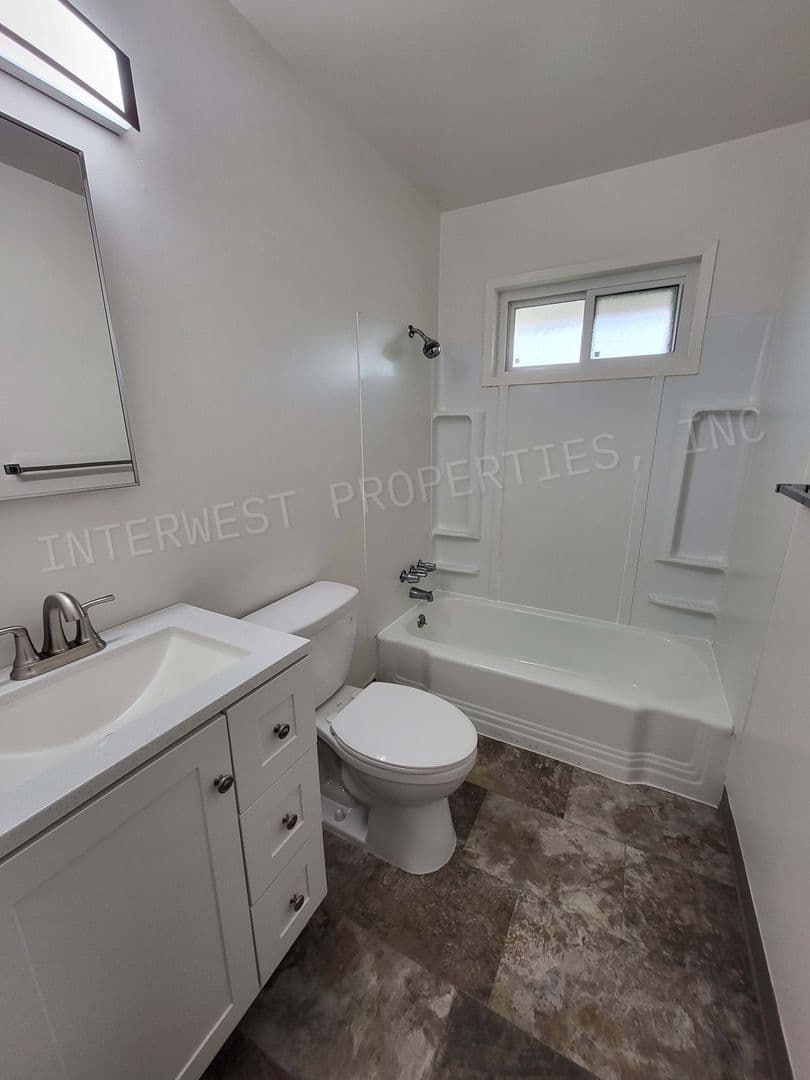HILLSBORO Apartment: SPRUCE STREET APTS