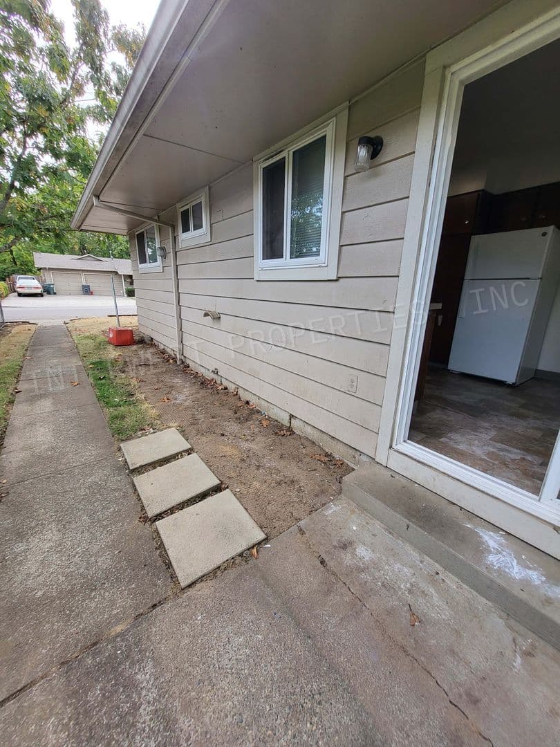 HILLSBORO Apartment: SPRUCE STREET APTS