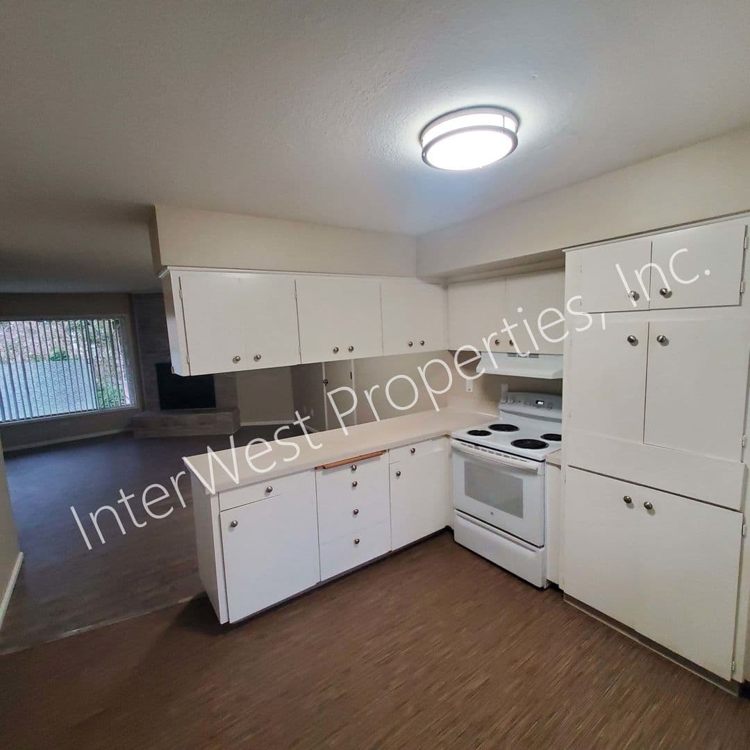 LAKE OSWEGO Apartment: GEORGIA MANOR
