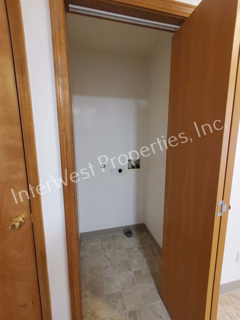 PORTLAND Apartment: 2622 SE 84TH AVE