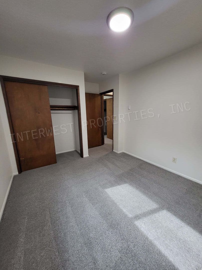 HILLSBORO Apartment: SPRUCE STREET APTS