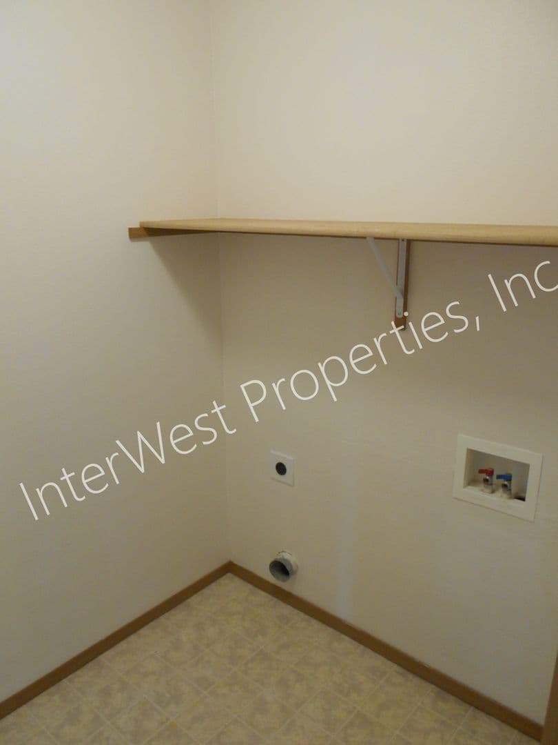 TROUTDALE Apartment: 1663 -- 1671 SW CHERRY PARK RD
