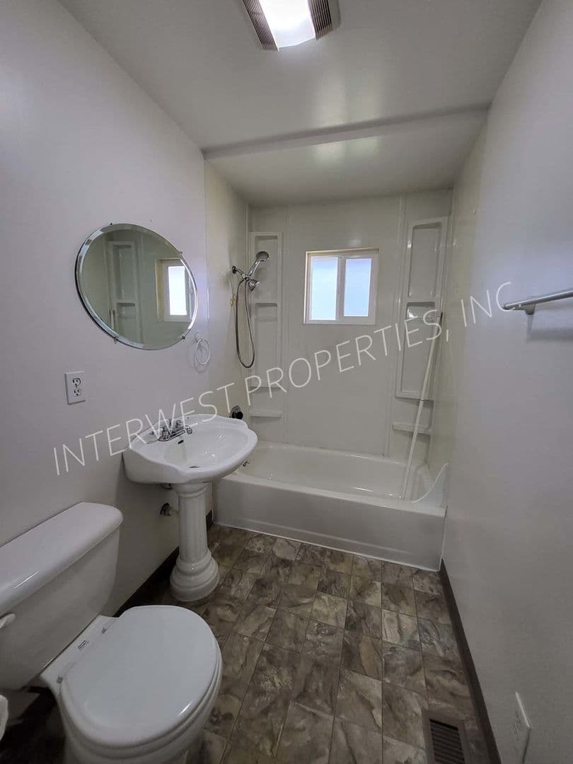 PORTLAND House: 619 NE 117TH AVENUE