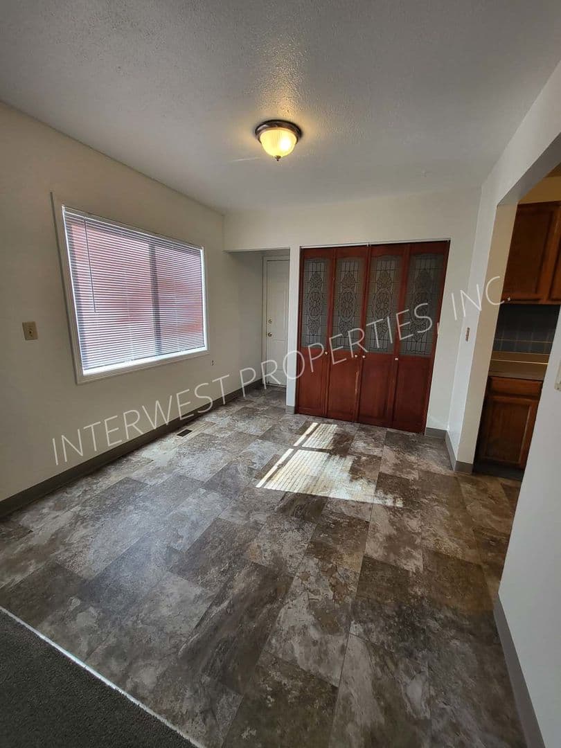 PORTLAND House: 619 NE 117TH AVENUE