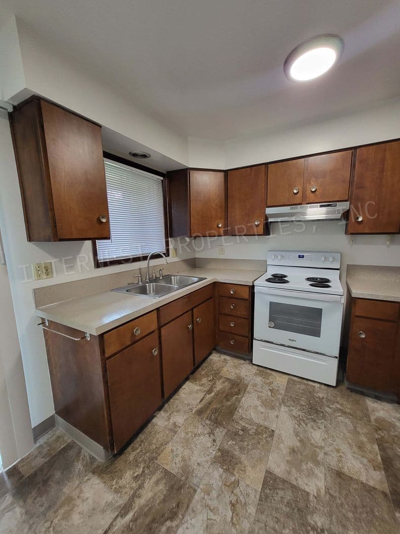 HILLSBORO Apartment: SPRUCE STREET APTS