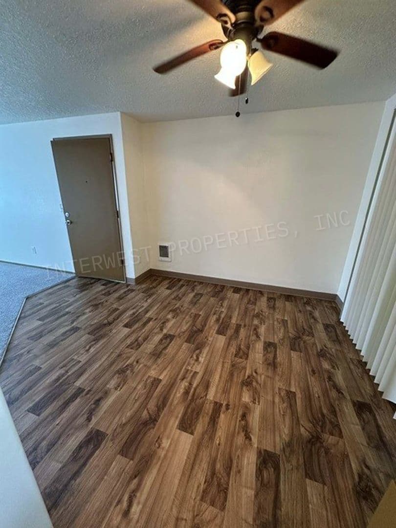HILLSBORO Apartment: MAPLETREE APTS