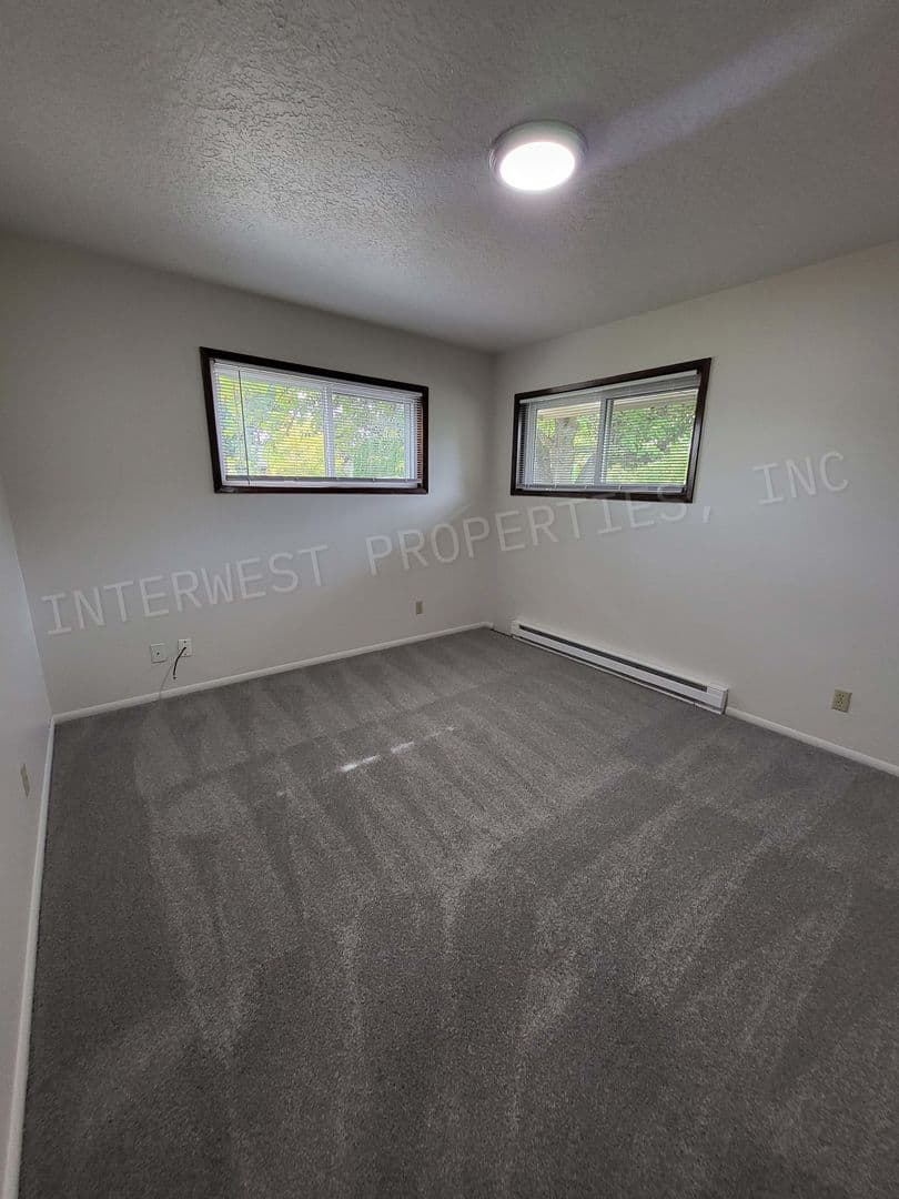 HILLSBORO Apartment: SPRUCE STREET APTS