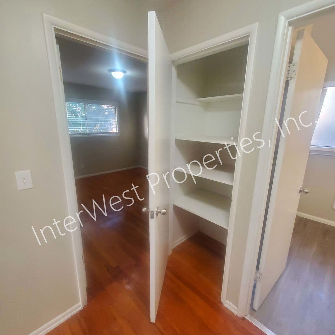 LAKE OSWEGO Apartment: GEORGIA MANOR