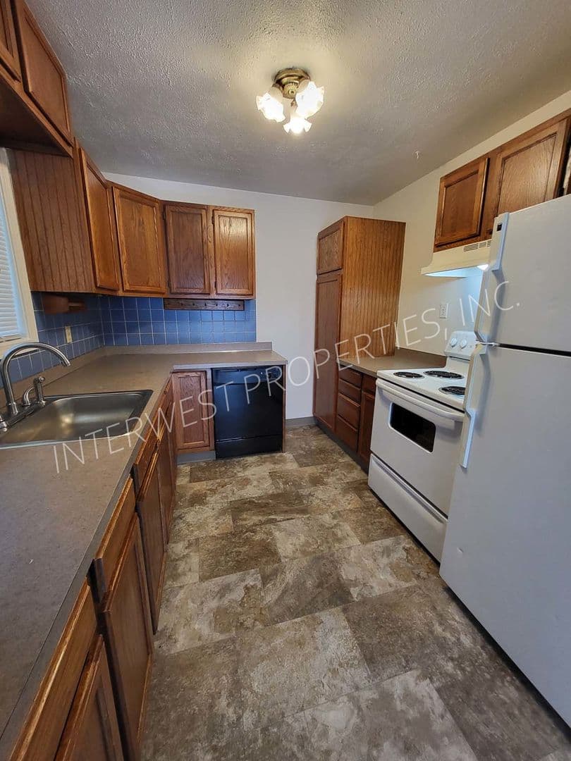 PORTLAND House: 619 NE 117TH AVENUE