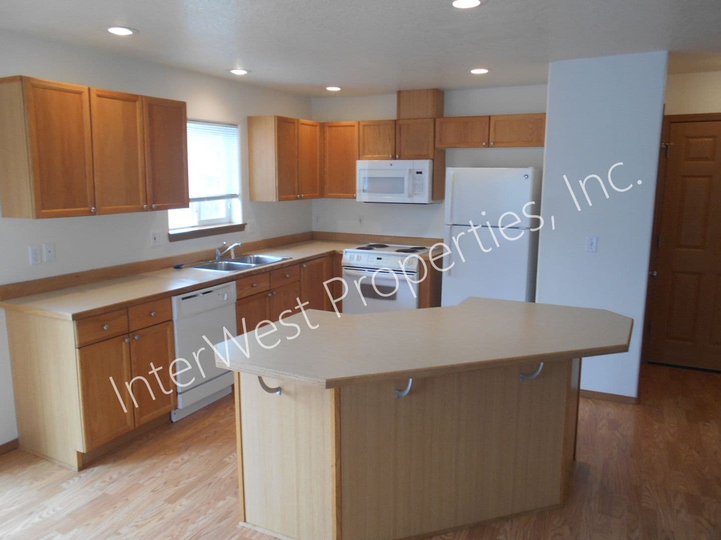 TROUTDALE Apartment: 1663 -- 1671 SW CHERRY PARK RD