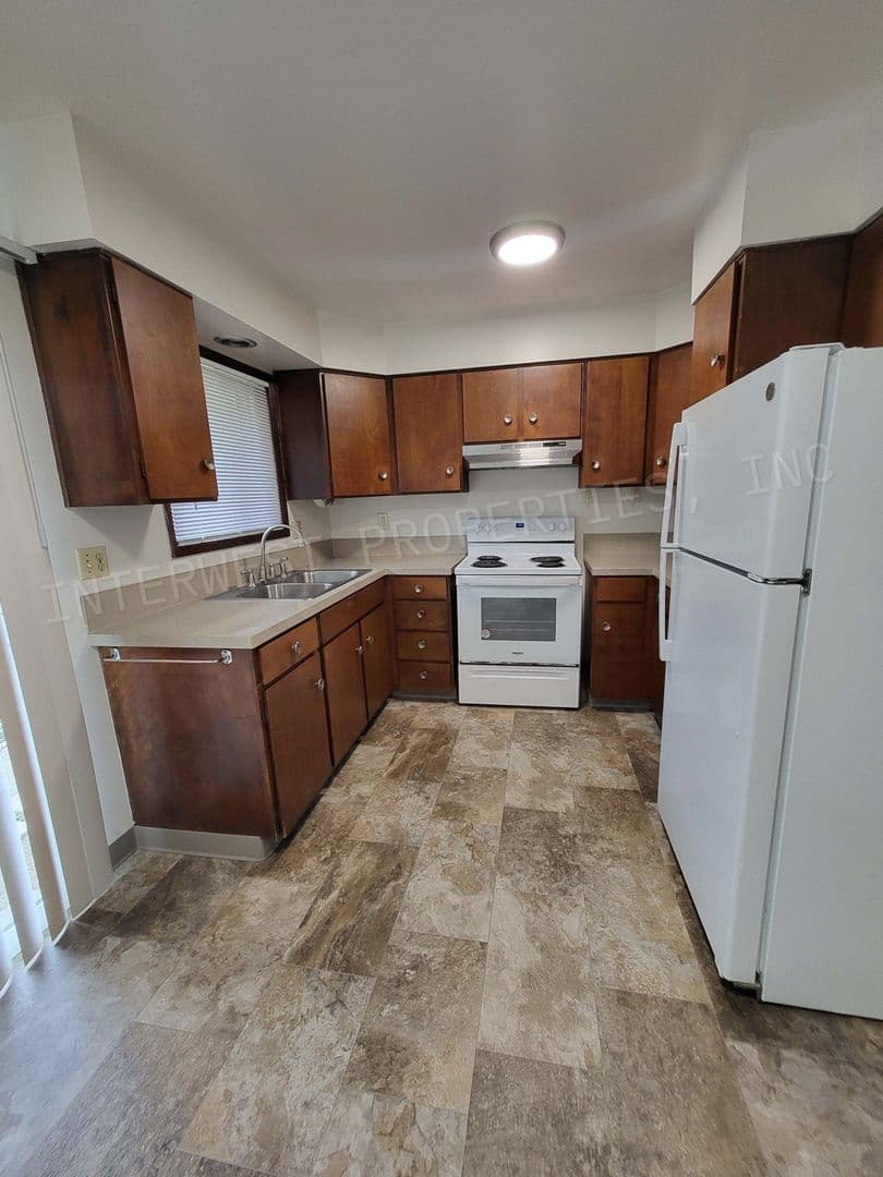 HILLSBORO Apartment: SPRUCE STREET APTS