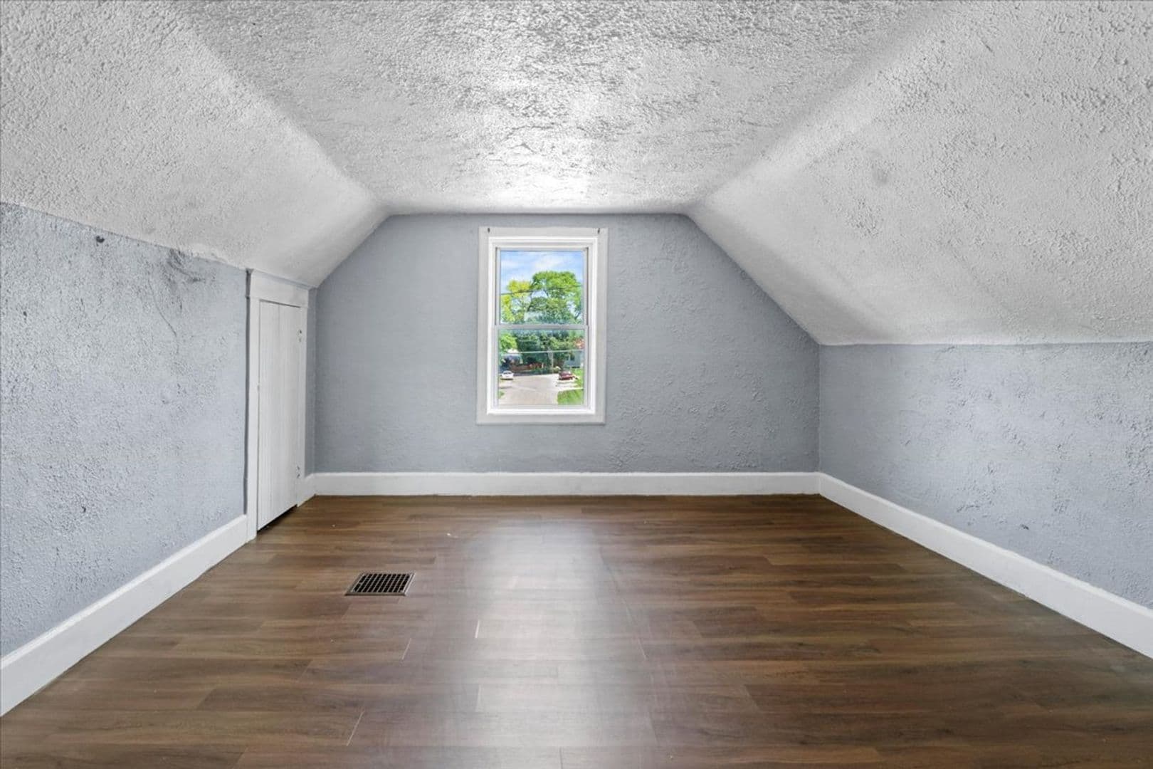 Indianapolis House: 1375 E Minnesota St