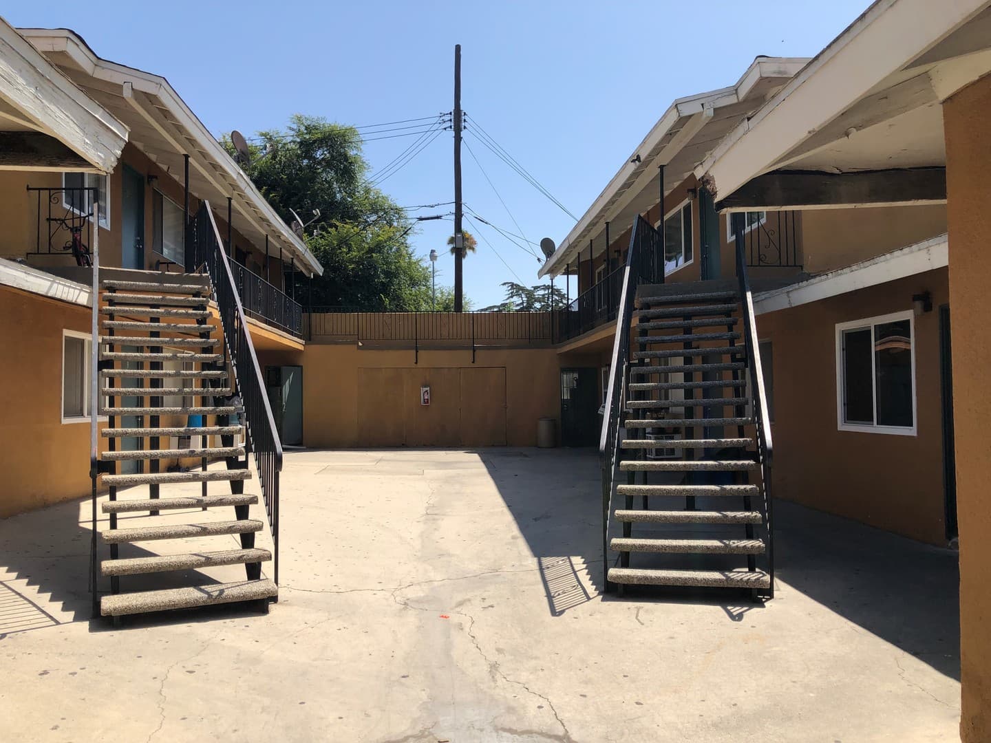 POMONA Apartment: 1104-1118 E. FRANKLIN AVENUE