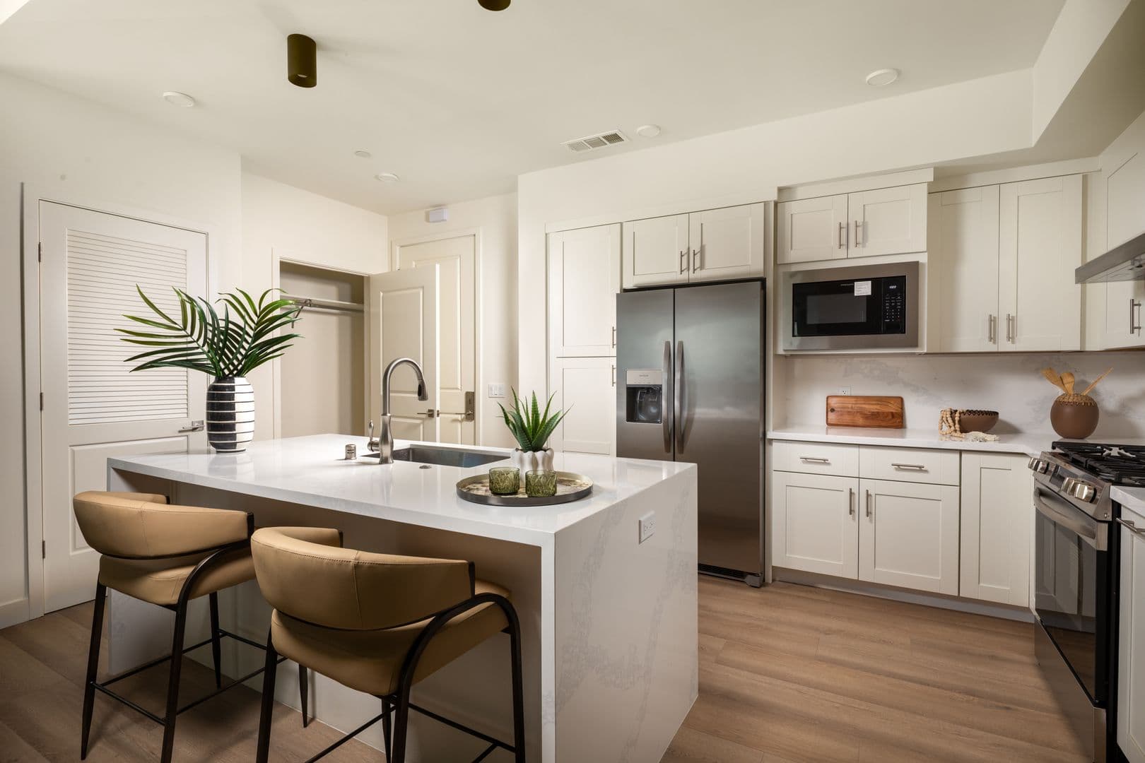 Alhambra Apartment: 123 S Chapel Ave