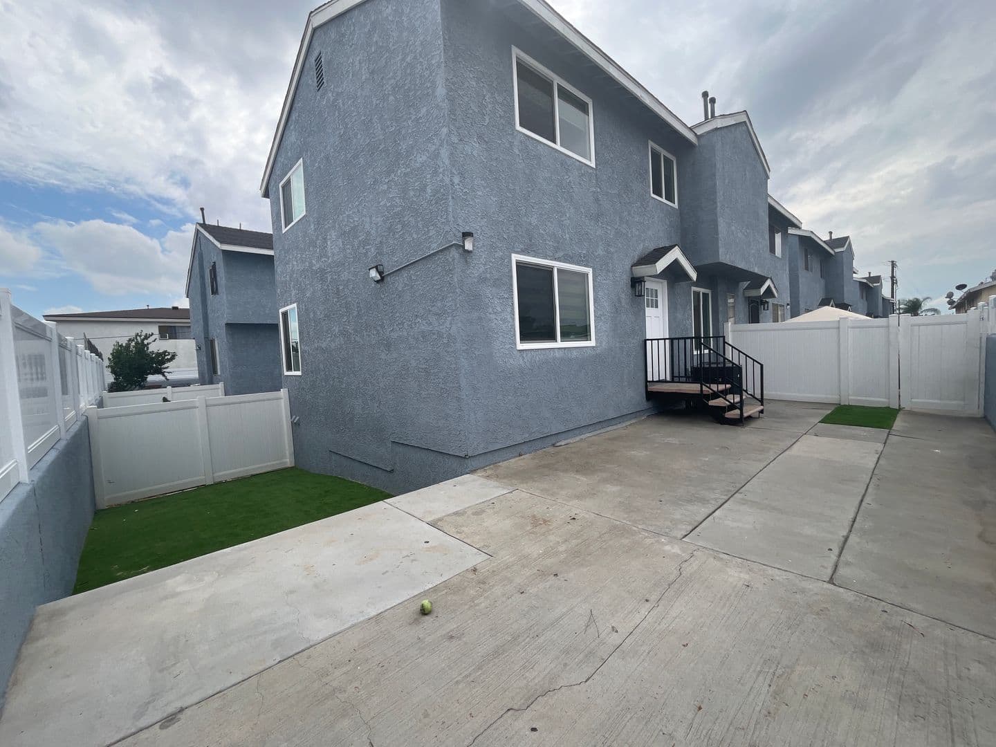 MONTEBELLO Apartment: 862-892 W MINES AVE