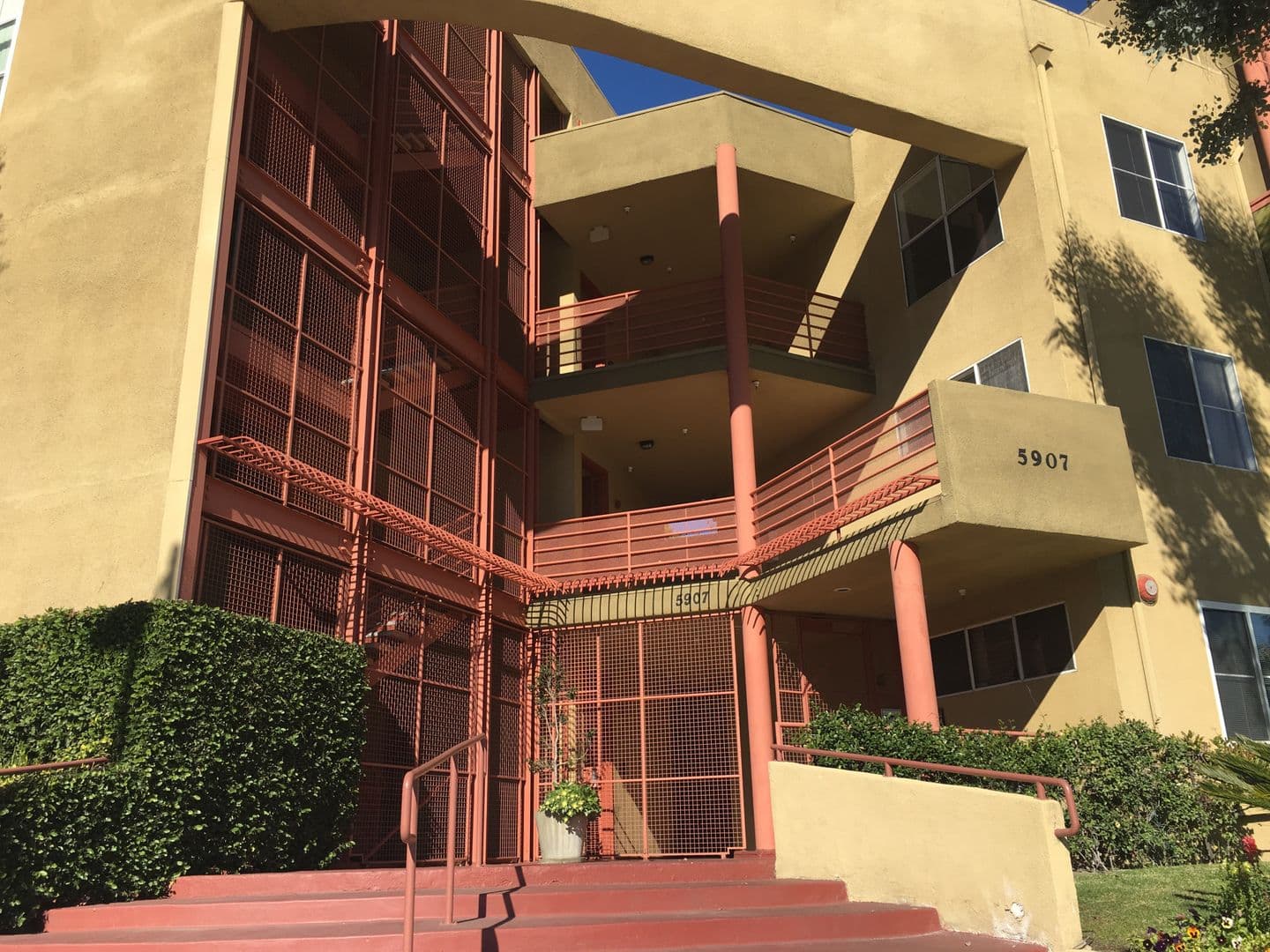 LOS ANGELES Apartment: 5907 MONTEREY ROAD