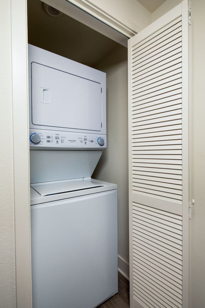 PASADENA Apartment: 409 N. MADISON AVE.
