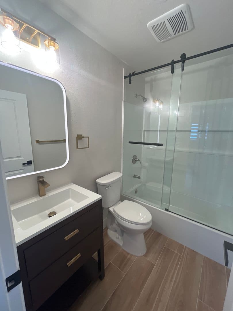 MONTEBELLO Apartment: 862-892 W MINES AVE