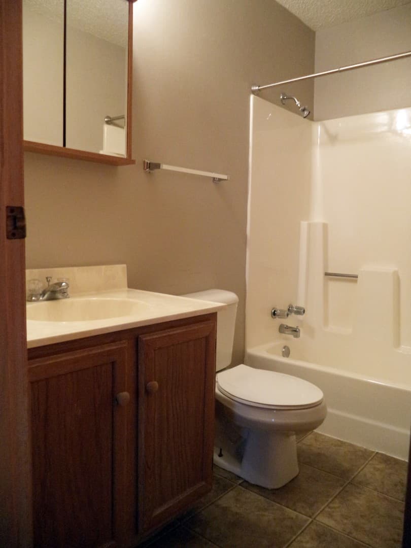 Minot Apartment: 707 6th Avenue SW