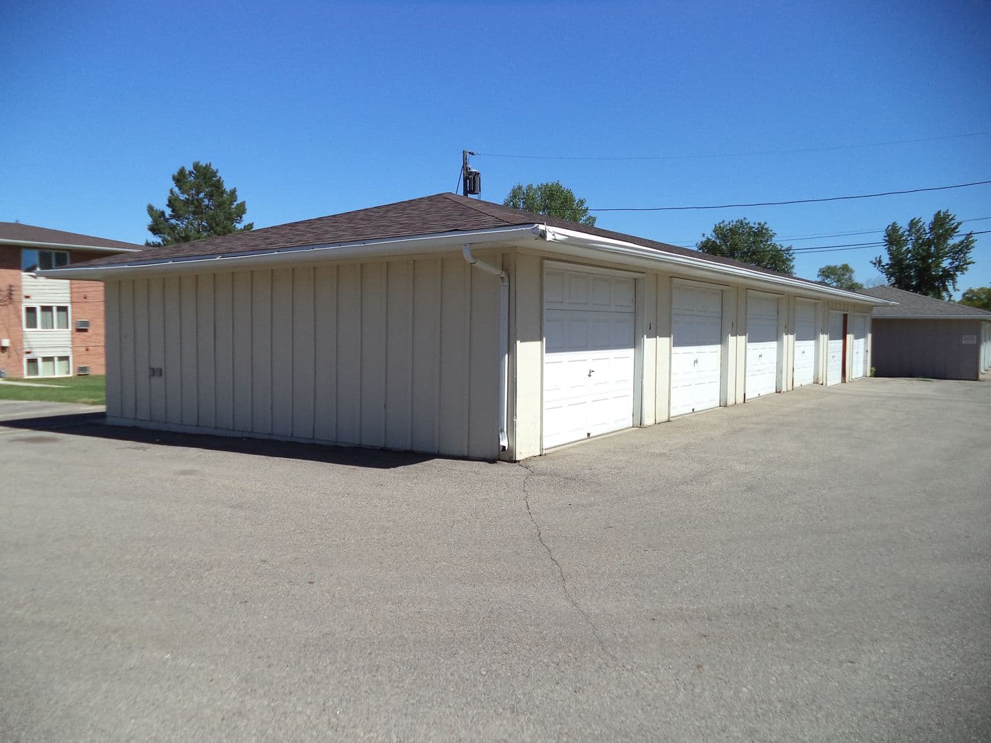 Minot Apartment: 405 11th Avenue SW