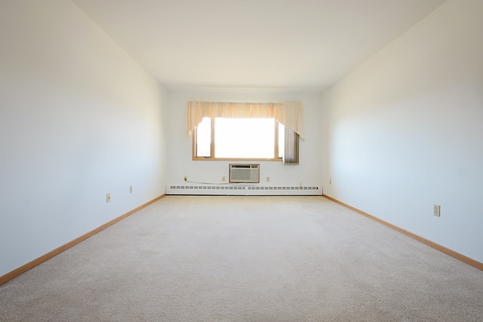 Minot Apartment: 2028-2048 5th Street NW
