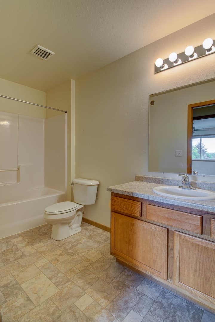 Minot Apartment: 816 10th Avenue NW