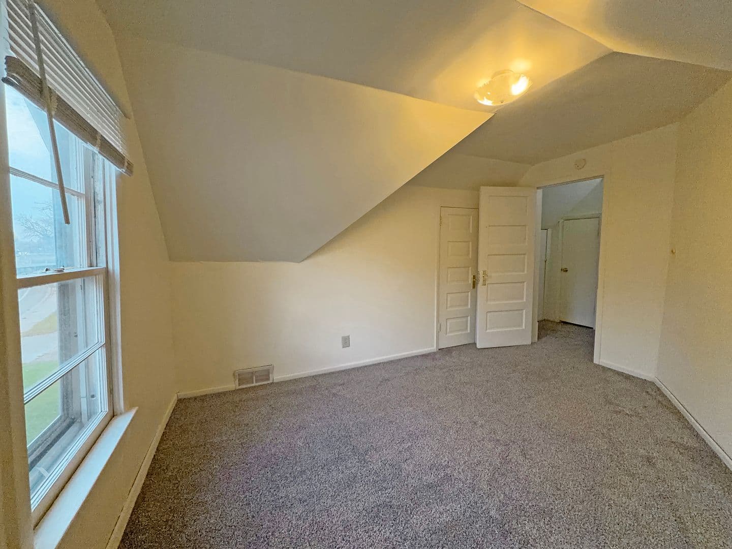 Minot House: 433 3rd Avenue NW